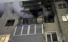 В Кирове на улице Труда потушили пожар в квартире, спасли троих