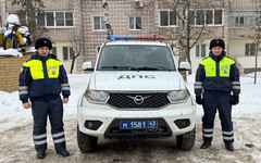 В Вятских Полянах инспекторы вызволили иномарку из сугроба
