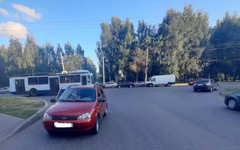 В Кирове на Московской водитель «Лады» врезался в троллейбус. Есть пострадавшие