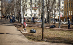 Кировчане прибрали улицы на общегородских субботниках