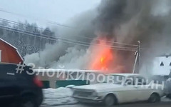 В Нововятске произошёл пожар в двухэтажном доме. На месте работали пять расчётов МЧС