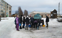 Жители Лузы из-за отключения воды вынуждены пить воду из ржавой бочки