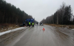 В Пижанском районе «десятка» лоб в лоб врезалась в «КамАЗ» «Почты России», погиб один человек