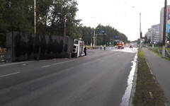 При жёстком ДТП в центре Кирова перевернулся грузовик