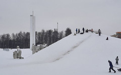 Юная кировчанка получила травмы, катаясь с кургана у Дворца пионеров