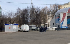 В Кирове на Театральной площади заметили скопление сотрудников правопорядка