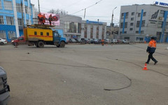 На площади Лепсе большегруз оборвал троллейбусные линии