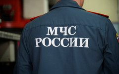 В посёлке Вахруши загорелся козырёк магазина