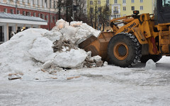 С Театральной площади вывезли строительный мусор