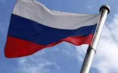 Госдума приняла в первом чтении закон об обязанности школ и вузов вывешивать флаг РФ