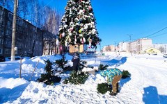 В Нововятском районе демонтируют новогодние ели
