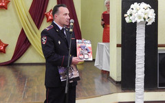 Во время инаугурации главе Омутнинска подарили наручники, подарок вручил полицейский