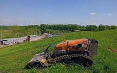 На мусорном полигоне в Костино робот на радиоуправлении косит траву