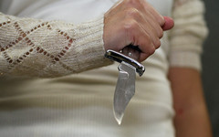 Пожилая кировчанка пырнула ножом возлюбленного и оставила его умирать в коридоре