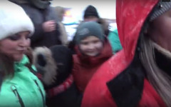 В Кировской области на соревнованиях по мотогонкам на льду фанатка пнула журналистку