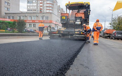 В Кирове на Студенческом проезде начали укладывать верхний слой асфальта