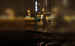 В Кирове два водителя подрались на светофоре, ожидая «зелёный» (ВИДЕО)