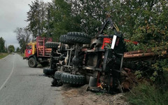 В Песковке на дороге опрокинулся лесовоз