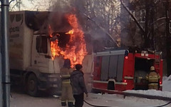 В Кирово-Чепецке на одной из центральных улиц загорелся грузовик