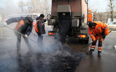 В Кирове начали укладывать на тротуары и дороги литой асфальт