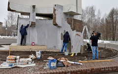 В парке Победы начали ремонтировать стелу