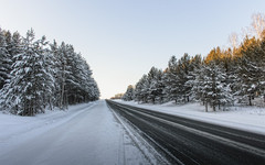 Кировские автоинспекторы спасли замерзающего на трассе дальнобойщика