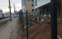 У недостроенного дома на Ленина начали менять забор