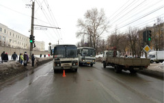 В Кирове под колёсами пассажирского ПАЗа серьёзно пострадала женщина