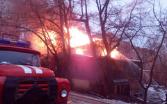 В центре Кирова полыхает жилой деревянный дом. Есть пострадавшие