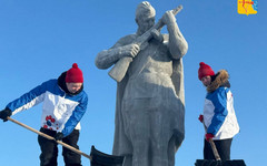 150 добровольцев из студотрядов убирали снег в 50 населенных пунктах Кировской области