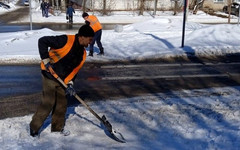 Дорожники устраняют снежную кашу на дорогах Кирова