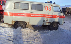 В Кировской области пенсионерку тащили на фанере к застрявшей в снегу скорой помощи