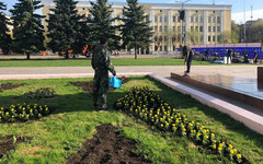 Красят бордюры и садят цветы: в Кирове начали готовиться к Дню города