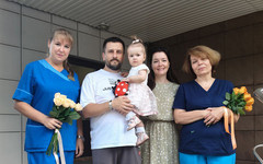 Кировские врачи поздравили с Днём рождения спасённую год назад девочку