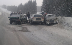 В Кировской области водитель «девятки» выехал на «встречку» и столкнулся сразу с тремя автомобилями