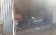 В частном гараже в Кирове сгорели автомобили