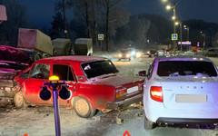 
								На Комсомольской улице в Кирове столкнулись три автомобиля
							