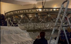 В Вятской филармонии спустили люстру