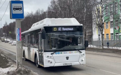 На кировских автобусах меняют указатели маршрутов