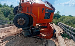 Застрявший КАМАЗ отрезал деревню от цивилизации