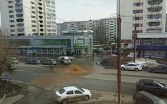 На улице Воровского из-под земли забил фонтан с коричневой водой