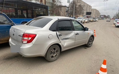 На Московской столкнулись грузовик и легковой автомобиль: есть пострадавшая