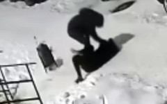 В Кирове неизвестный жёстко избил девушку