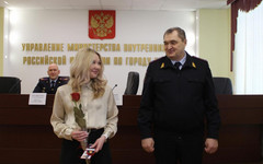В Кирове молодым сотрудникам УМВД России вручили погоны и удостоверения