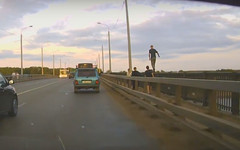 В Кирове сняли на видео, как подростки ходят по перилам старого моста