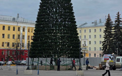 На Театральной площади завершают установку ёлки