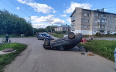 В Оричах на перекрёстке улиц Свободы и Западной перевернулся автомобиль