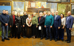 Кировские депутаты посетили мастерскую известных художников и обсудили судьбу их коллекции