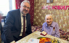 В Кирове ветерана поздравили со 100-летним юбилеем