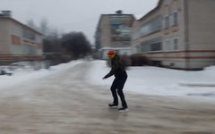 Котельничанин прокатился на коньках по обледеневшей дороге